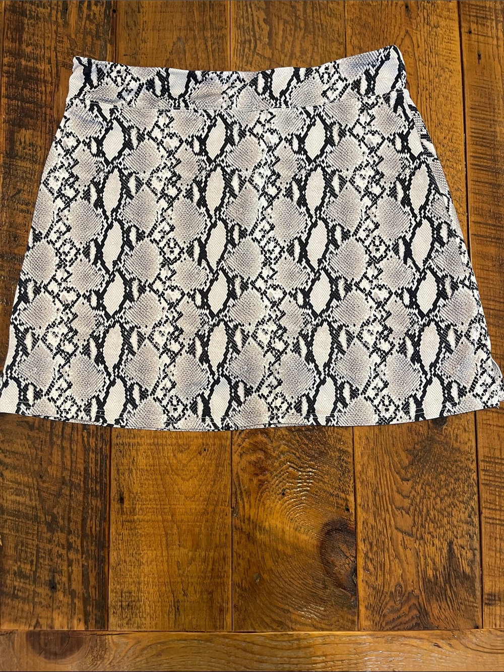 Ekouaer Women's Snake Print Athletic Skort - Black & White